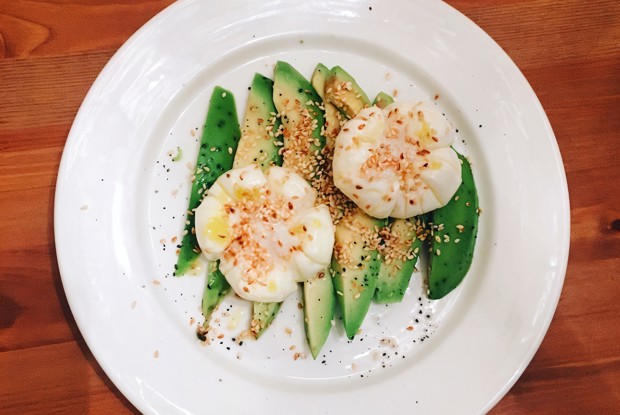 Яйцо пашот на подушке из авокадо с жаренным кунжутом