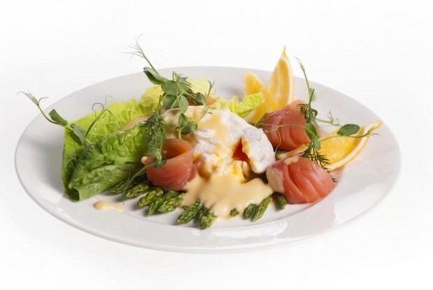 Яйцо пашот со спаржей и семгой