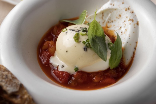 Яйцо с матбухой и сливочным соусом