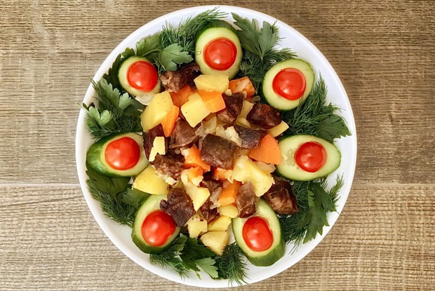 Язык с картофелем и морковью, запеченный в духовке