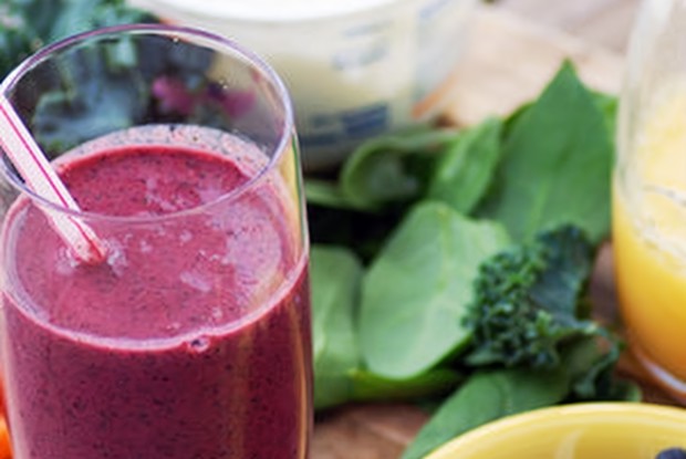 Йогурт  с молоком, грушей, лимонным соком, медом, имбирем, шпинатом и ежевикой