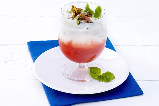 Йогуртный крем из базилика с клубничным соусом