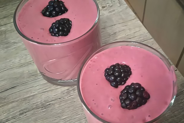 Йогуртовый десерт с ягодами