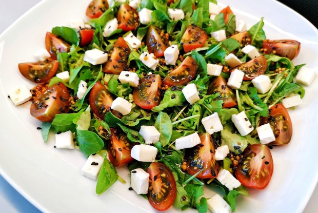 Южноевропейский салат с сыром бри
