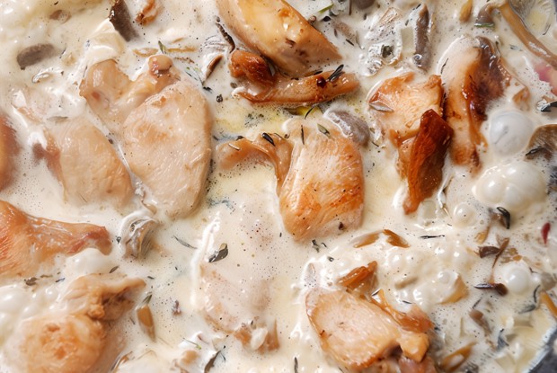 Заяц тушеный, в сметане