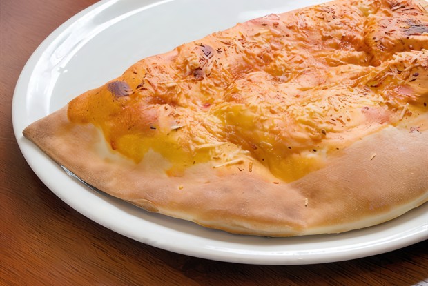 Закрытая пицца с брынзой