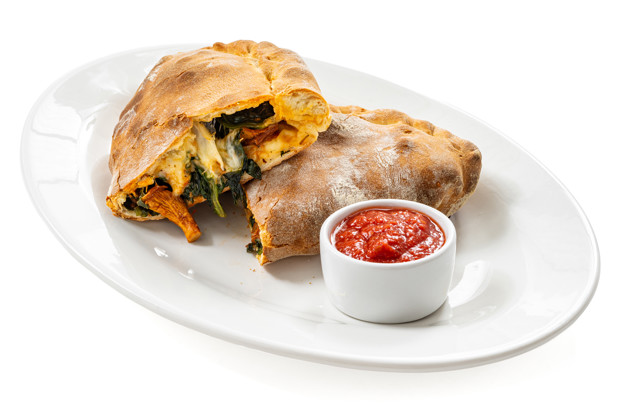 Закрытая пицца кальцоне с грибами и шпинатом