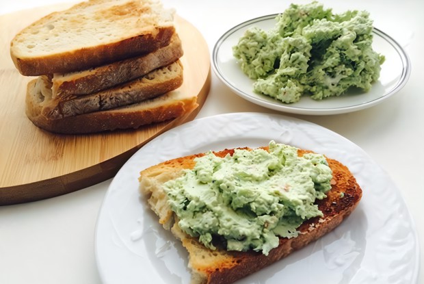 Закрытые бутерброды с зеленью и яйцом