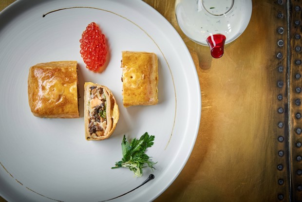 Закрытый пирог с лососем и грибами