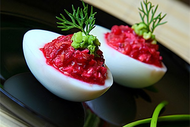 Закуска из авокадо с сельдью и свеклой