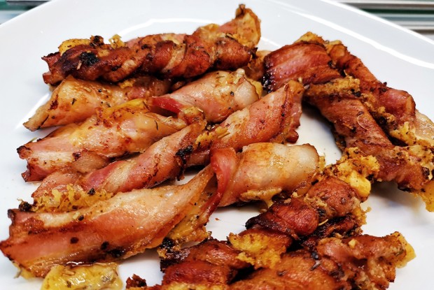 Закуска из бекона с сыром