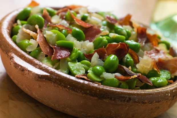 Закуска из бобов фава с панчеттой в белом вине