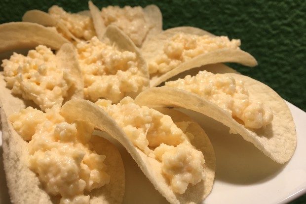 Закуска из чипсов с ананасом и сыром