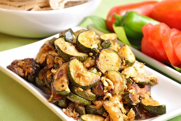 Закуска из цукини со сметаной из кешью