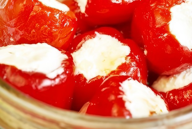 Закуска из фаршированных козьим сыром наваррских перцев пикийо