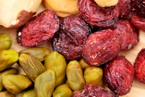 Закуска из фисташек и сушеной вишни