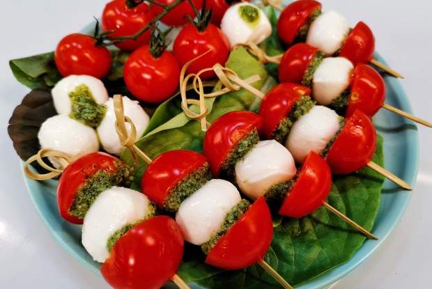 Закуска из канапе капрезе