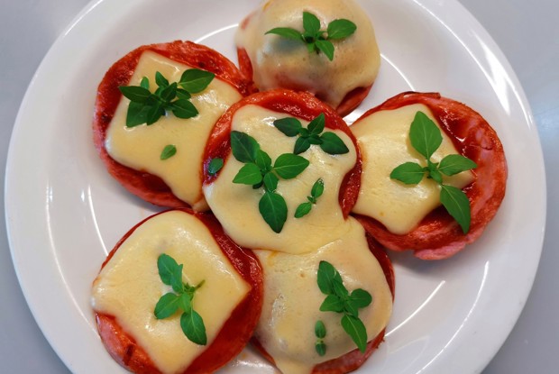 Закуска из колбасы