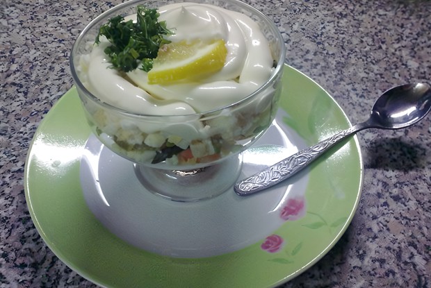 Закуска из креветок и маринованных огурцов