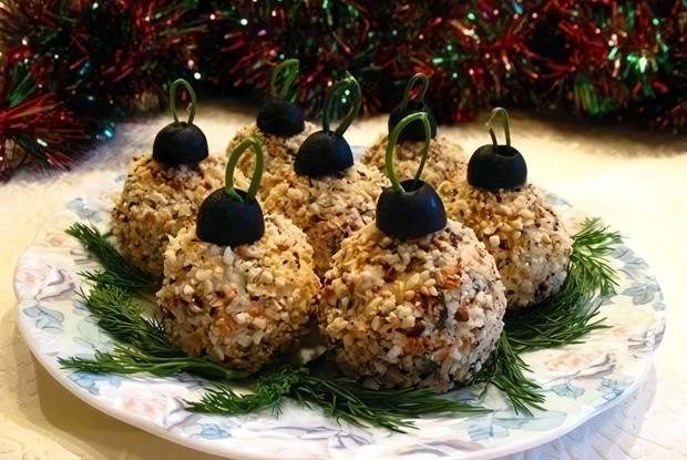 Закуска из курицы с чесноком, майонезом и грецкими орехами «Елочные шары»