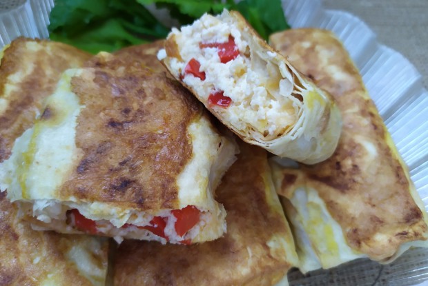 Закуска из лаваша с адыгейским сыром и болгарским перцем