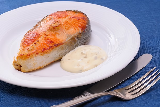 Закуска из лосося с соусом тартар и розовым перцем