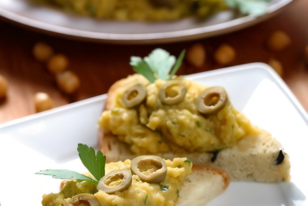 Закуска из нута, маслин и красного лука