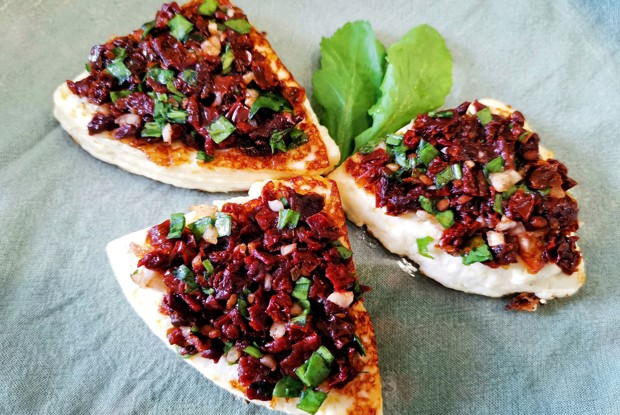 Закуска из обжаренного адыгейского сыра