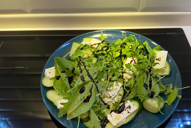 Закуска из огурцов с брынзой