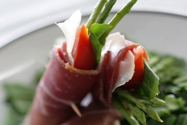 Закуска из пармской ветчины, спаржи и шпината