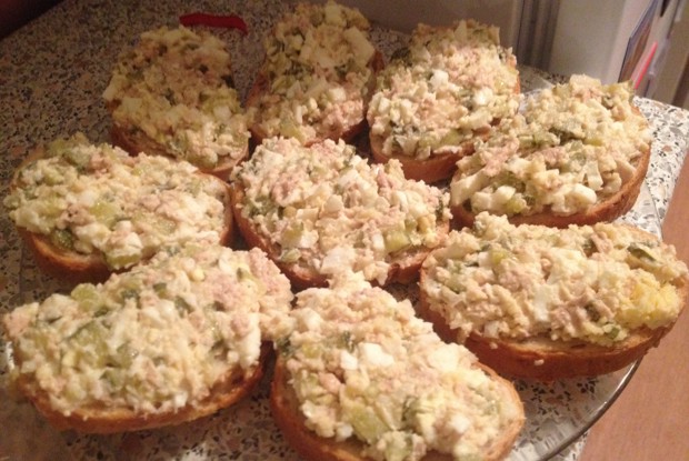 Закуска из печени трески с корнишонами