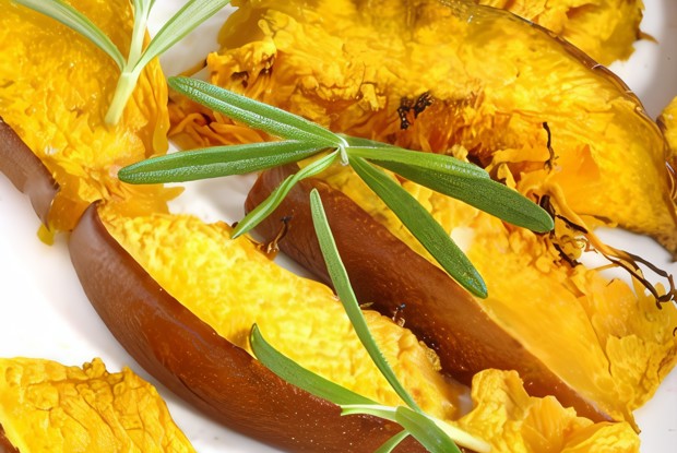 Закуска из печеной тыквы с красным луком и розмарином