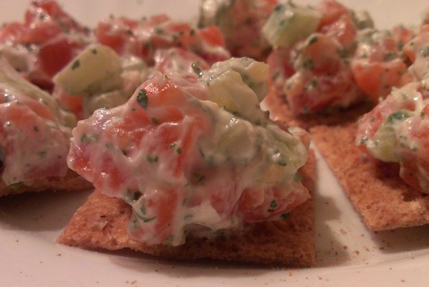 Закуска из подкопченной форели и творога на ржаных хлебцах