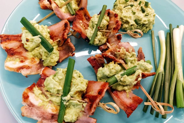 Закуска из сала с соусом из авокадо