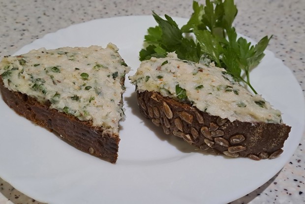 Закуска из сала с чесноком и петрушкой