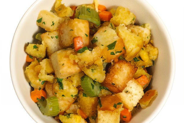 Закуска из сельдерея, моркови и крутонов