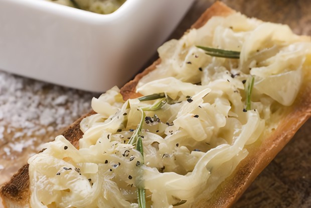 Закуска из сладкого лука и кинзы