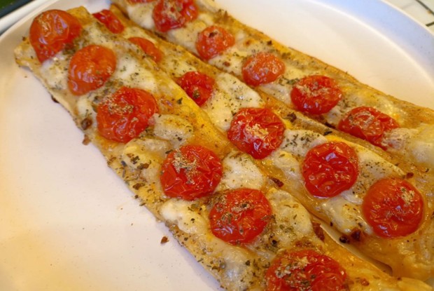 Закуска из слоеного теста с черри и моцареллой