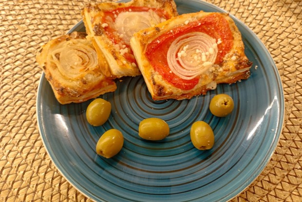 Закуска с луком и помидорами на слоеном тесте