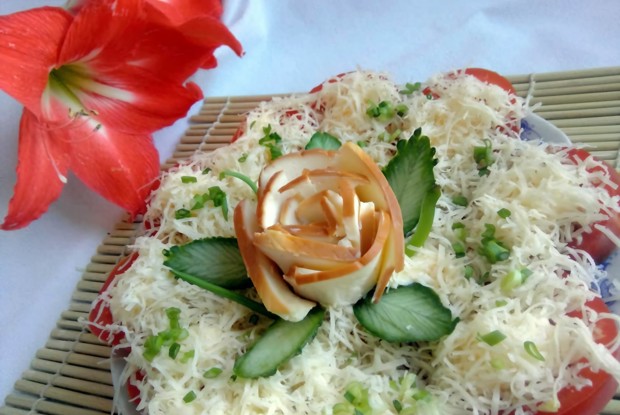 Закуска из сыра, помидоров и лука