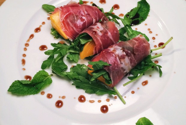 Закуска с хурмой и пармской ветчиной