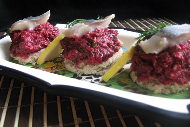 Закуска с сельдью, свекольным песто и грецкими орехами
