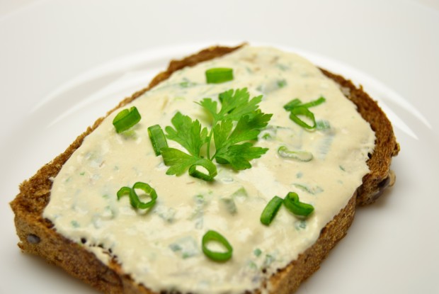 Закуска с творогом и копченой рыбой