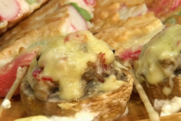 Закуска в шляпках шампиньонов