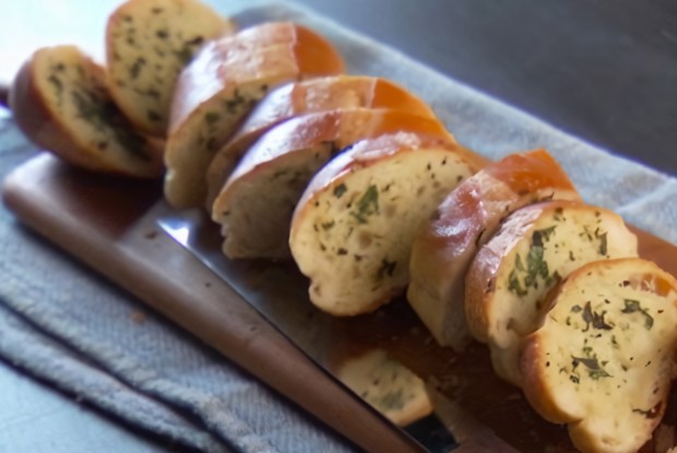 Закусочный багет с сыром и зеленью