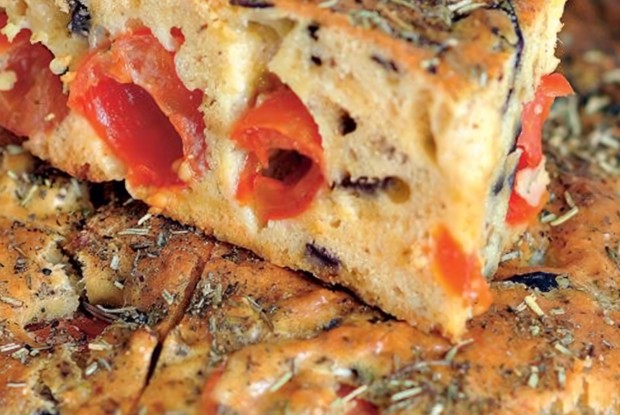 Закусочный кекс с баклажанами и помидорами