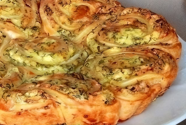 Закусочный пирог из слоеного теста с фетой и зеленью