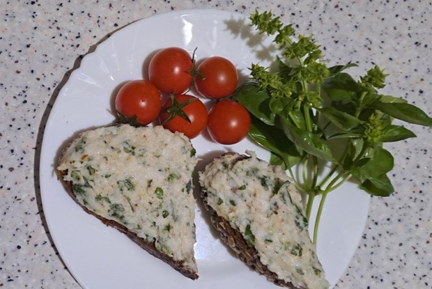 Закусочное сало с зеленым базиликом