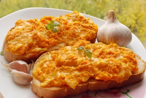 Закусочные бутерброды с морковью и брынзой