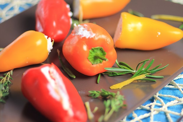 Закусочные перчики с начинкой из сыра и зелени